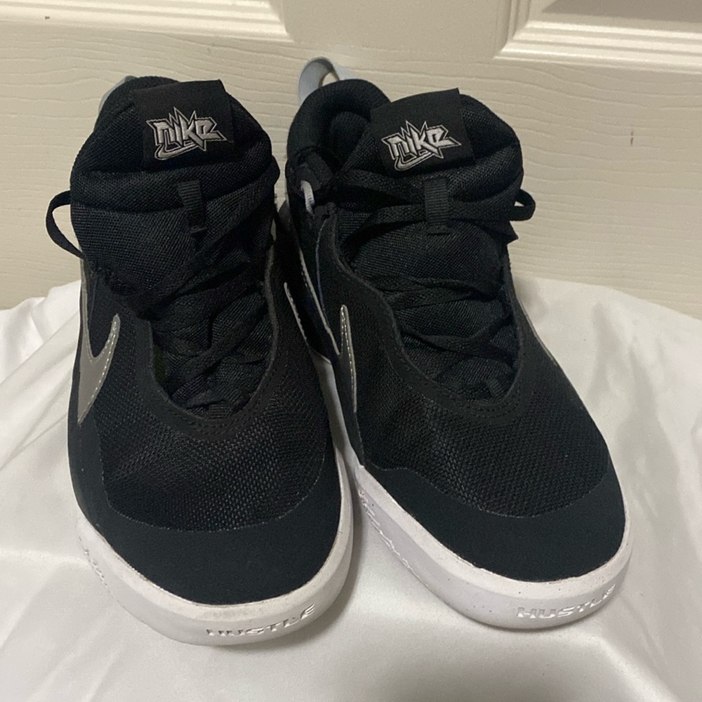 Nike Team Hustle DX SU21 | Size: 6.5 Youth | Color : Black/Gray |